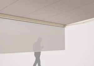 Vertical drop screen providing sun protection on terrace