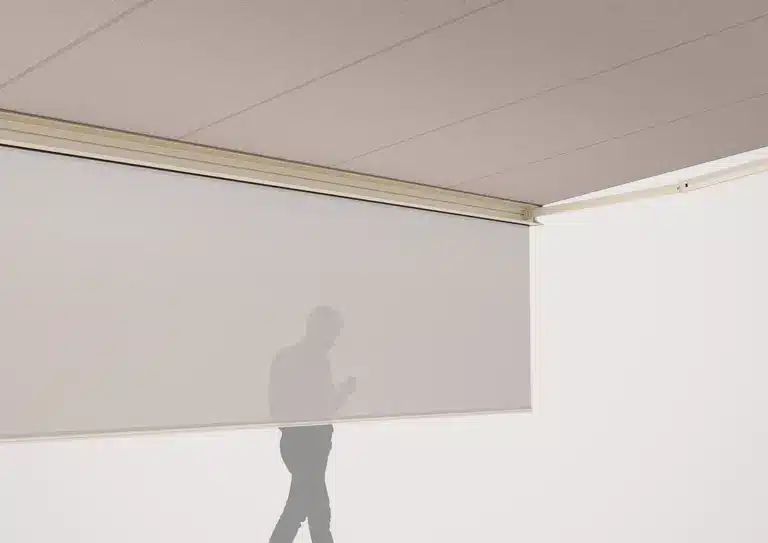 Vertical drop screen providing sun protection on terrace