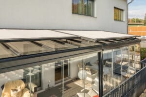 Glass-roof pergola with integrated shading system