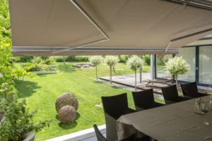 Vertical screen lowering to block sun and glare