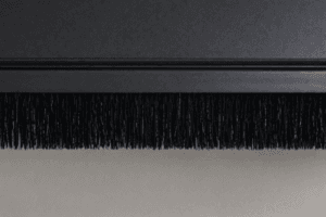 Integrated brush seal at screen bottom rail