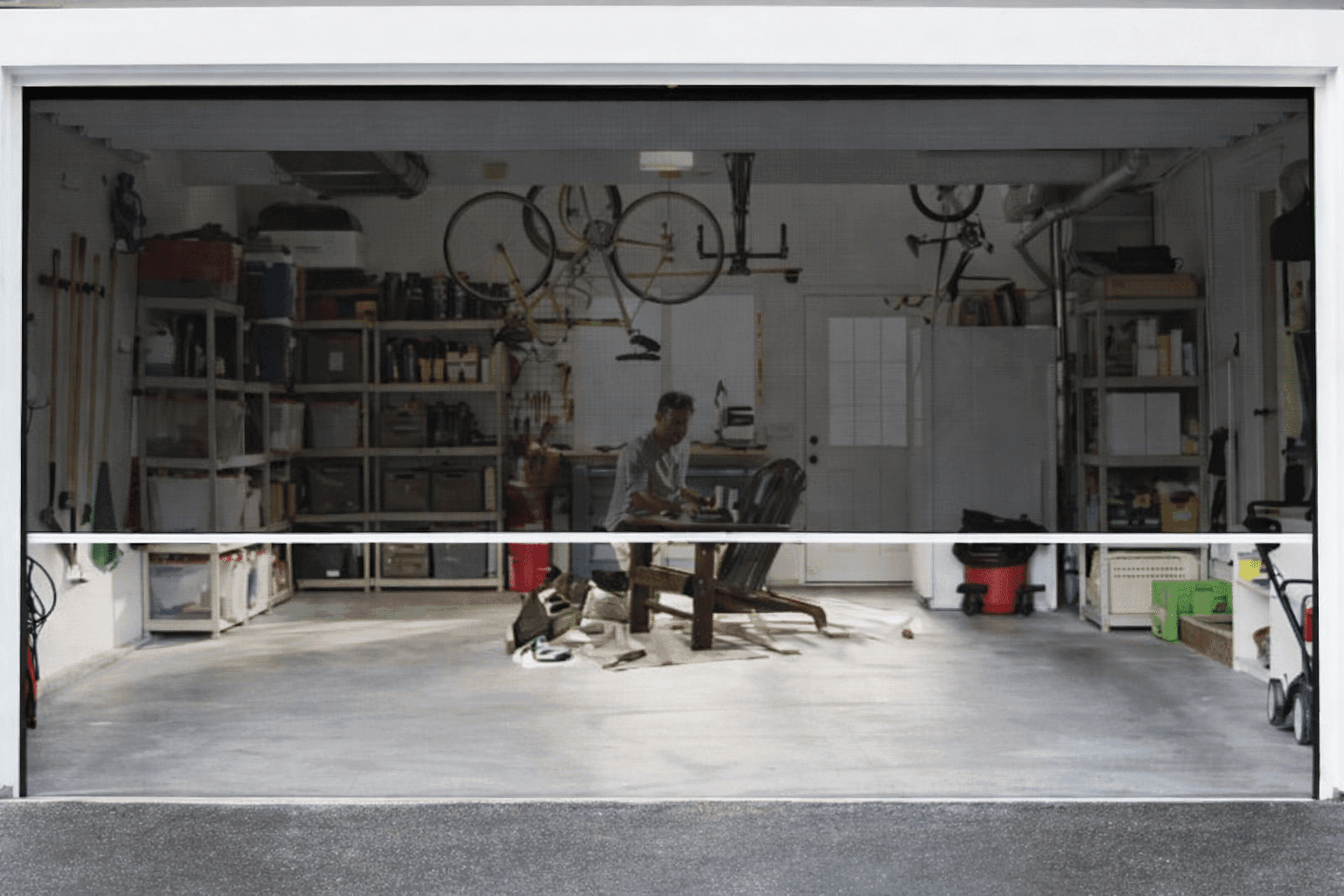Garage opening protected by retractable screen
